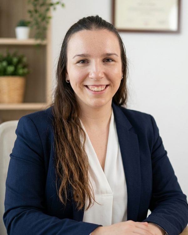Ana Bena, sonriendo, sentada en su consulta.