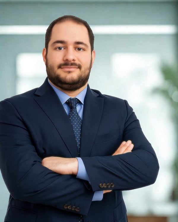 Miguel Balbuena, de traje y con los brazos cruzados.